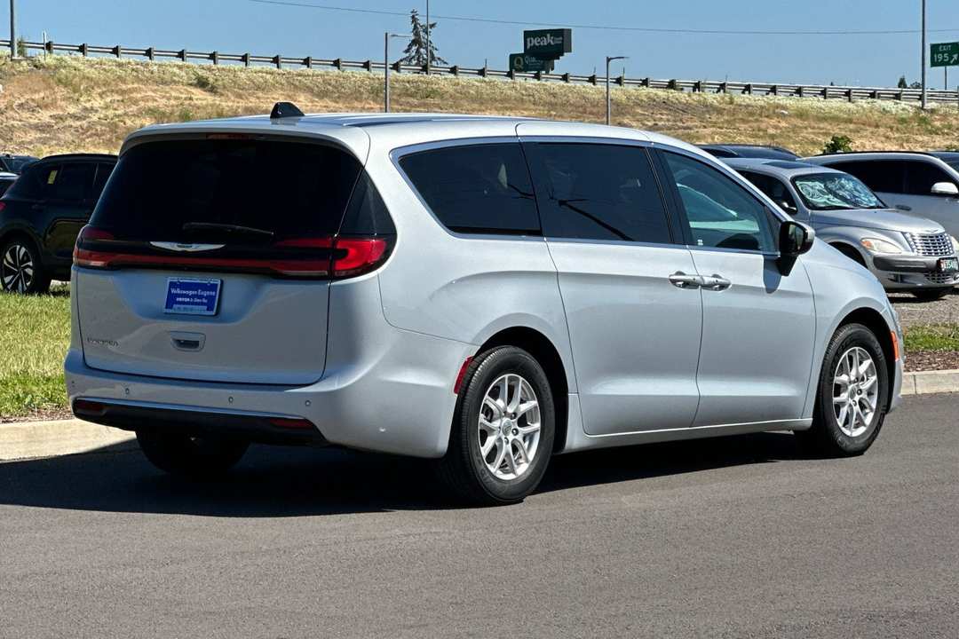 2023 Chrysler Pacifica Touring L - Image 3