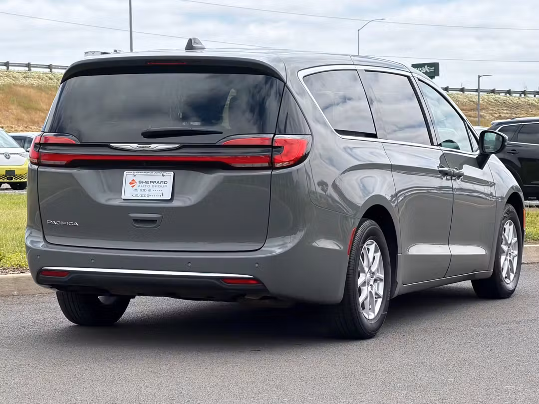 2023 Chrysler Pacifica Touring L - Image 3