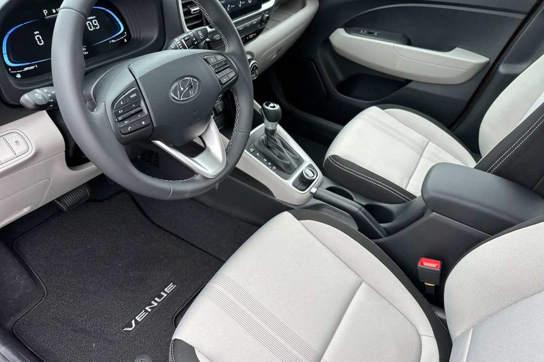 2025 Hyundai Venue SEL - Photo 9