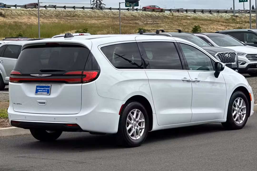 2023 Chrysler Pacifica Touring L - Image 3