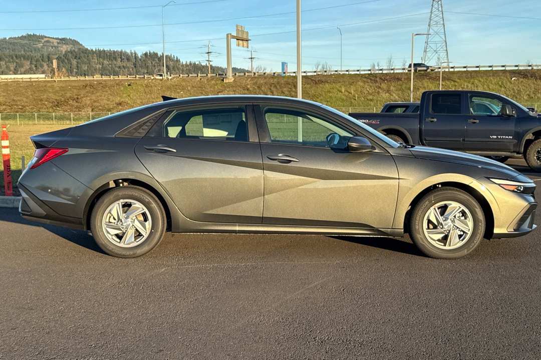 2026 Hyundai Elantra SE - Image 2