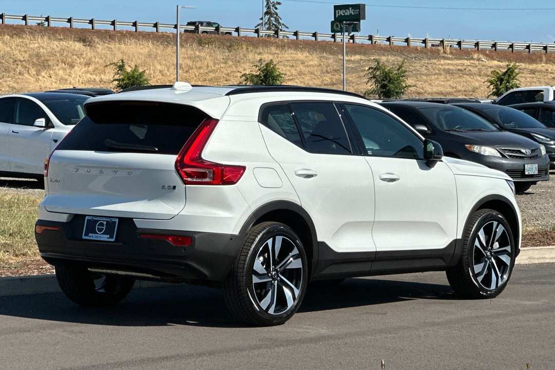 2026 Volvo Xc40 B5 Plus - Image 3