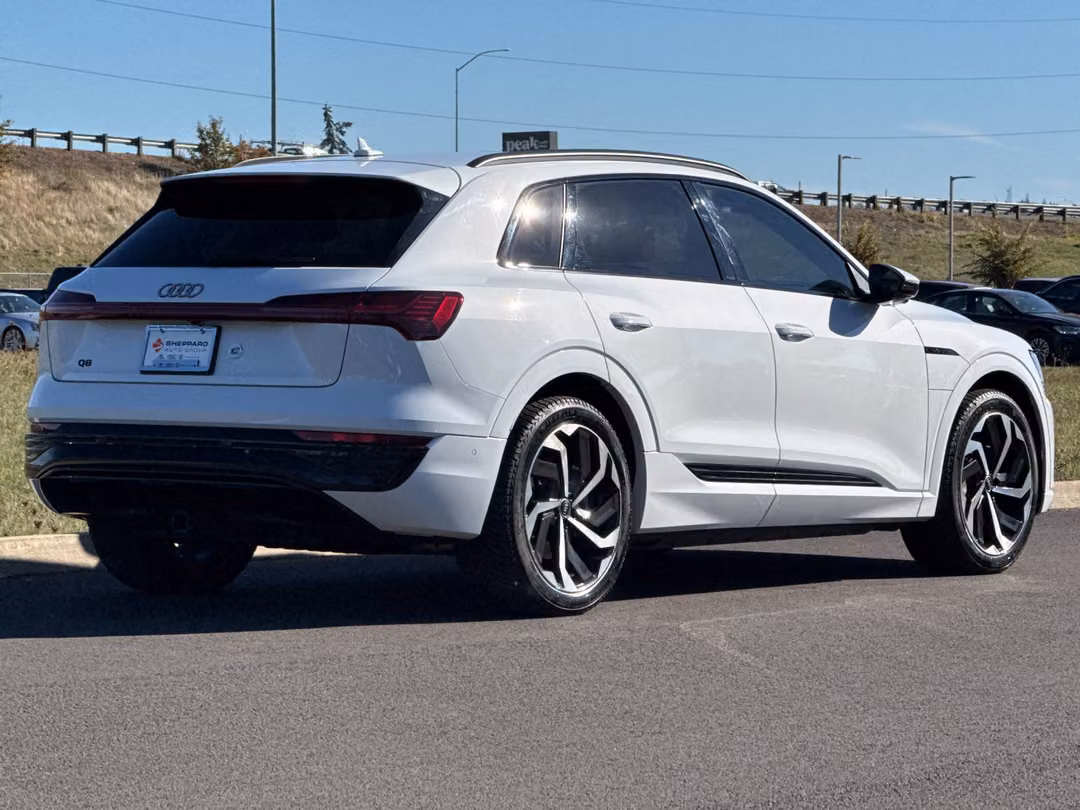 2024 Audi Q8 E-Tron Prestige - Image 3