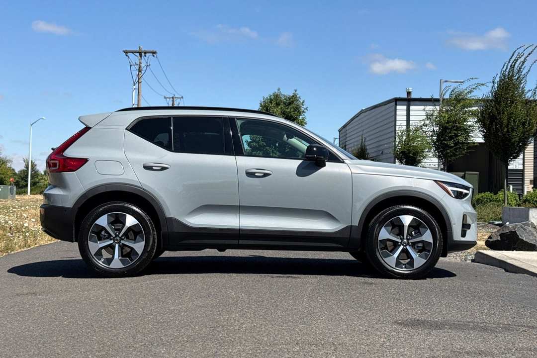 2026 Volvo Xc40 B5 Plus - Image 2