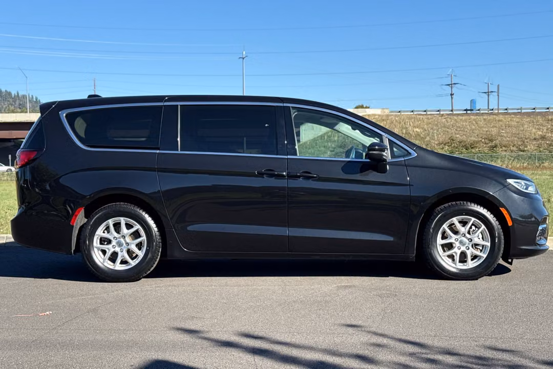 2023 Chrysler Pacifica Touring L - Image 2