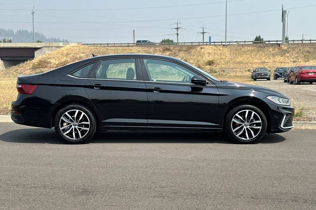 2025 Volkswagen Jetta 1.5T SE - Image 2