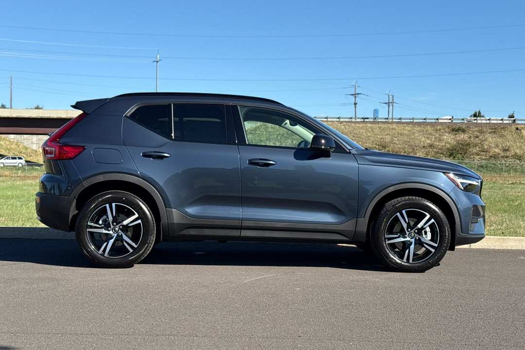 2026 Volvo Xc40 B5 Core - Image 2