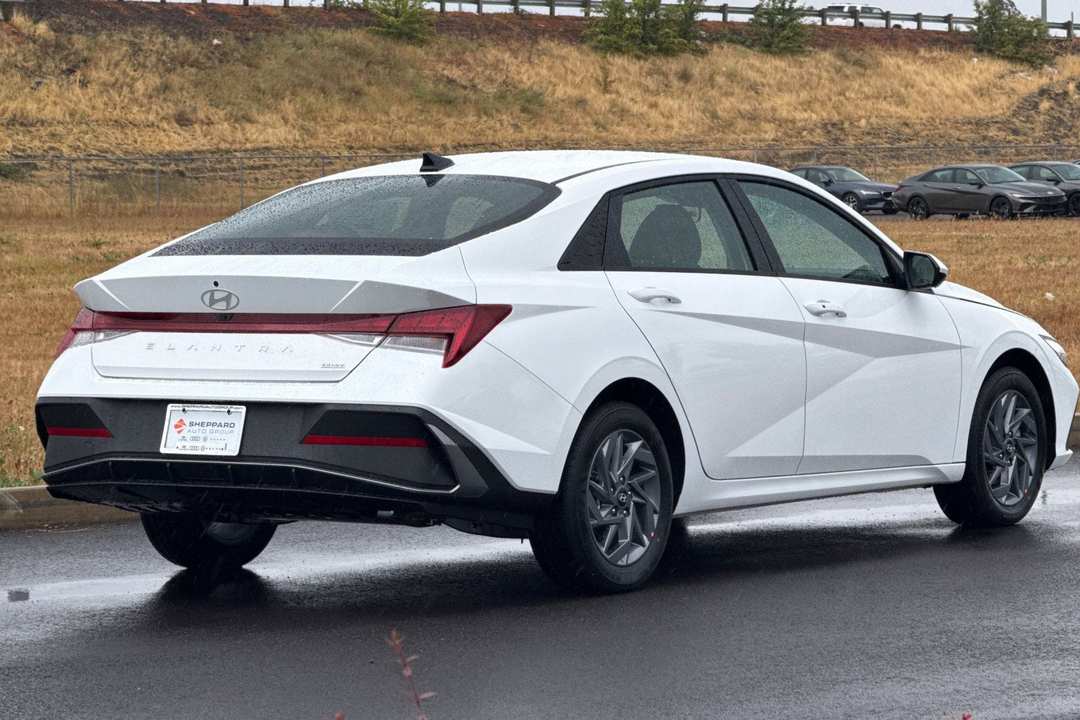 2026 Hyundai Elantra Hybrid Blue - Image 3