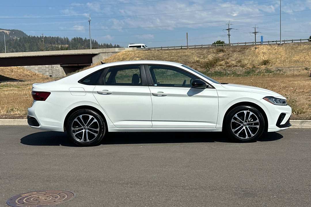 2025 Volkswagen Jetta 1.5T Sport - Image 2
