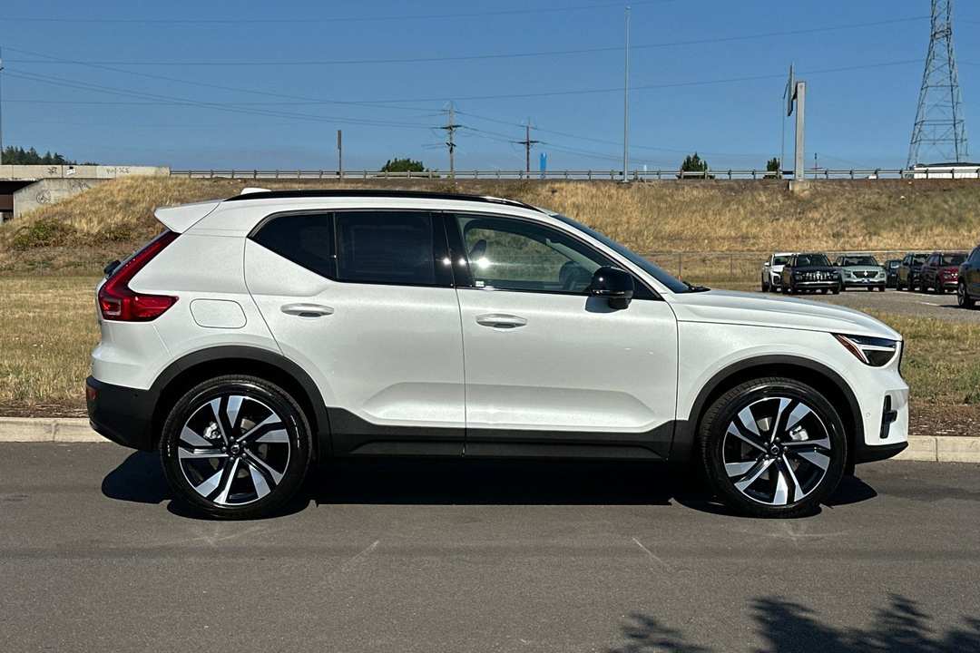 2026 Volvo Xc40 B5 Plus - Image 2