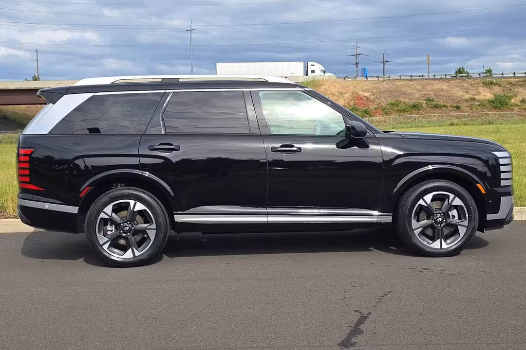 2026 Hyundai Palisade Limited - Image 2