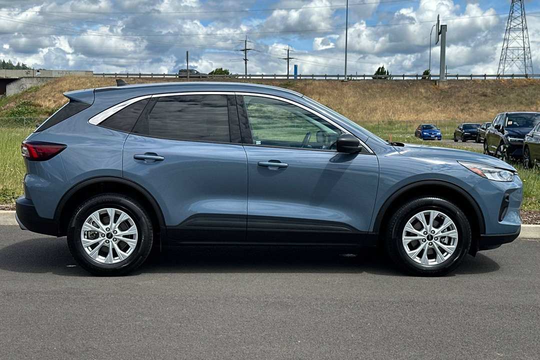 2024 Ford Escape Active - Image 2