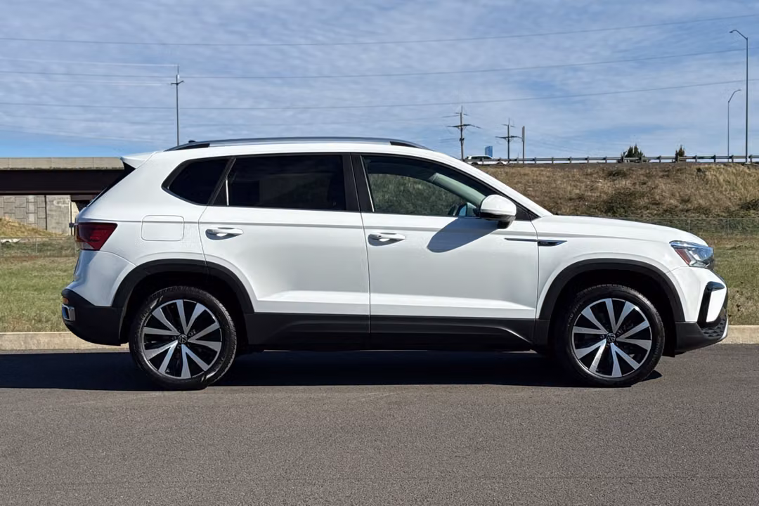 2022 Volkswagen Taos 1.5T SE - Image 2