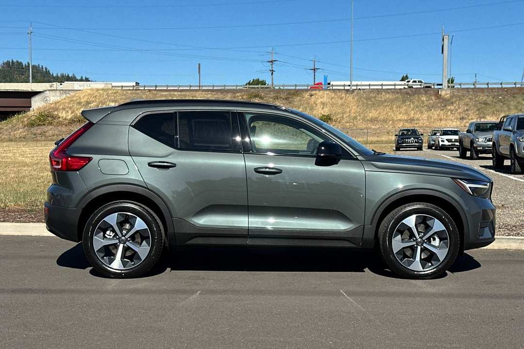 2026 Volvo Xc40 B5 Core - Image 2