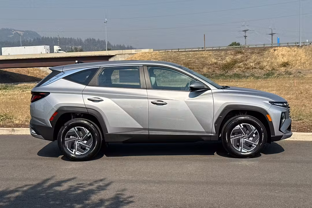 2026 Hyundai Tucson Hybrid Blue SE - Image 2