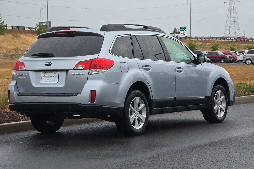 2013 Subaru Outback 2.5i Premium - Image 3