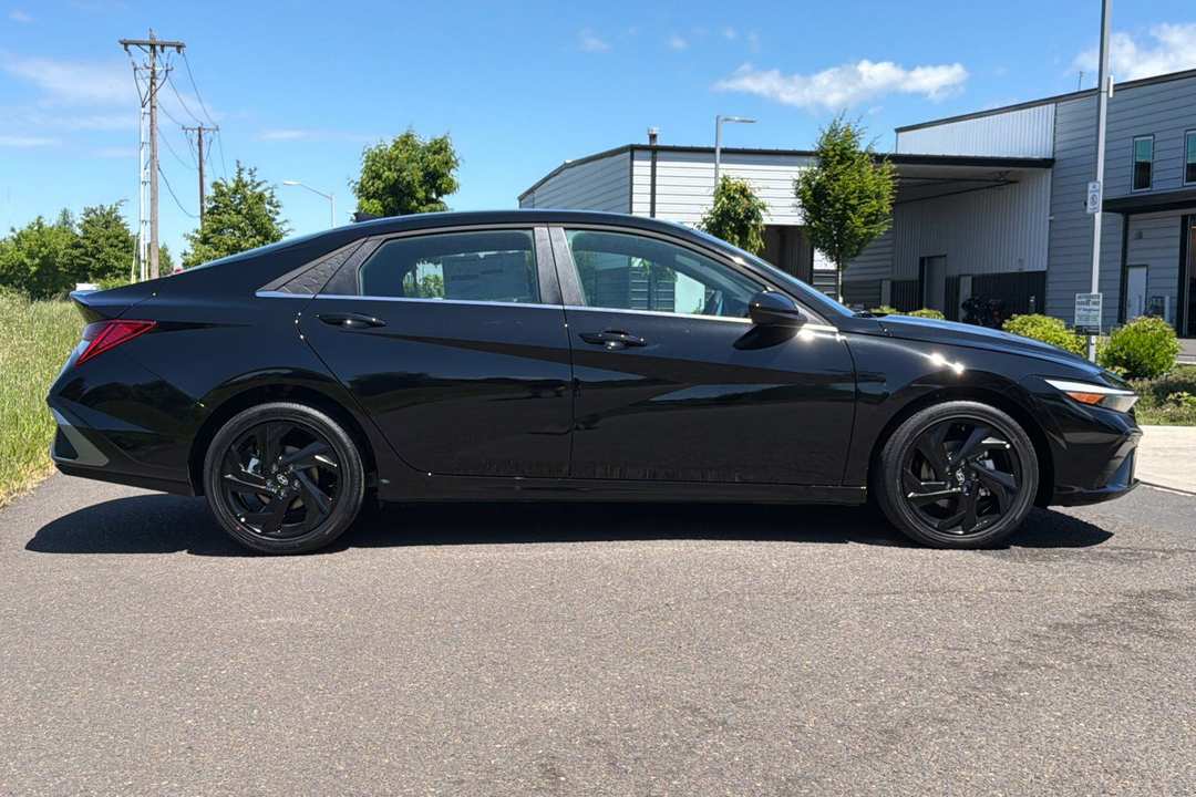 2026 Hyundai Elantra SEL Sport - Image 2