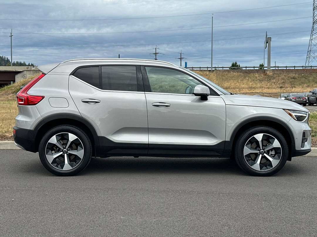 2024 Volvo Xc40 B5 Plus Bright Theme - Image 2