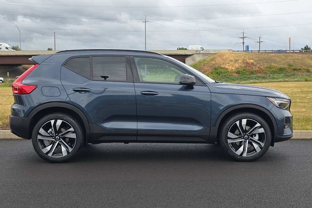 2026 Volvo Xc40 B5 Ultra - Image 2