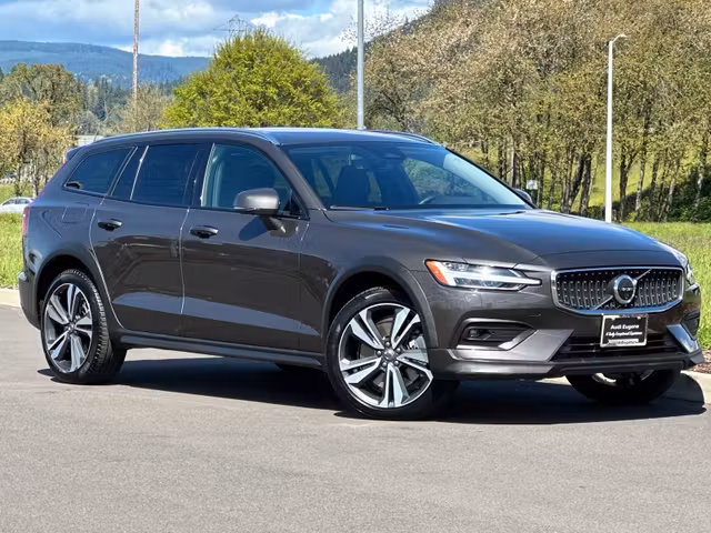 2025 Volvo V60 Cross Country B5 Plus