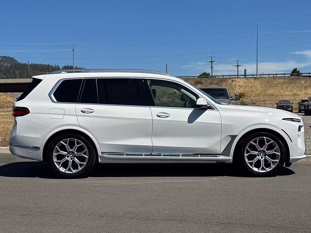 2025 BMW X7 xDrive40i - Image 2