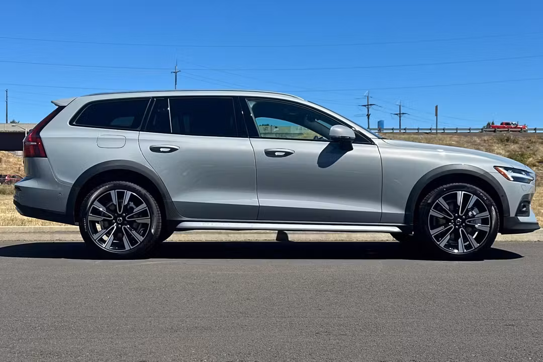 2026 Volvo V60 Cross Country B5 Ultra - Image 2