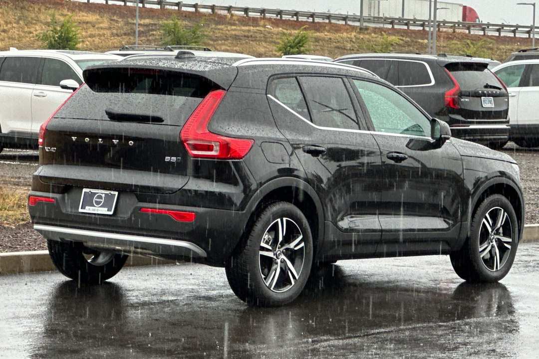 2025 Volvo Xc40 B5 Core - Image 3