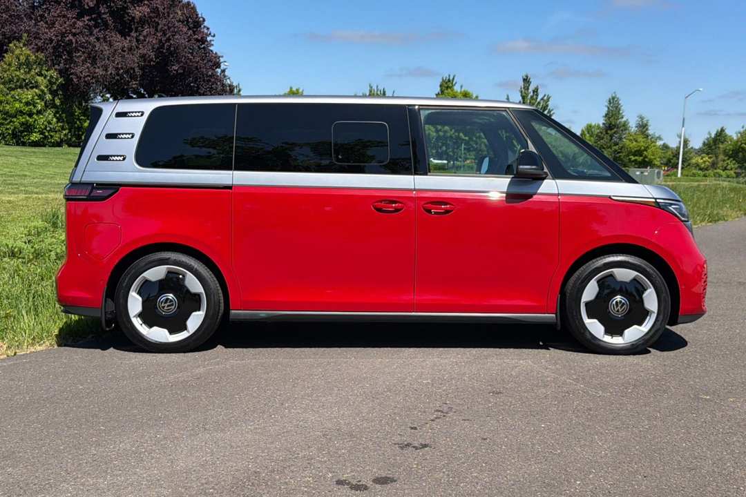 2025 Volkswagen Id. Buzz Pro S Plus - Image 2