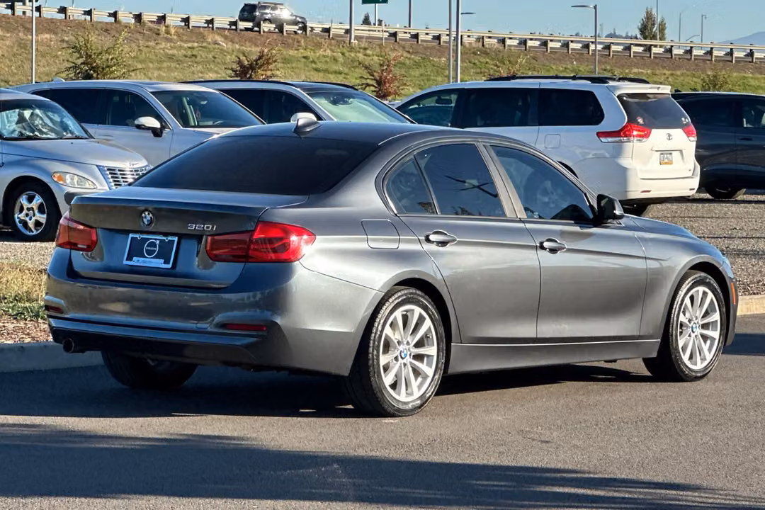 2018 BMW 3 Series 320i - Image 3