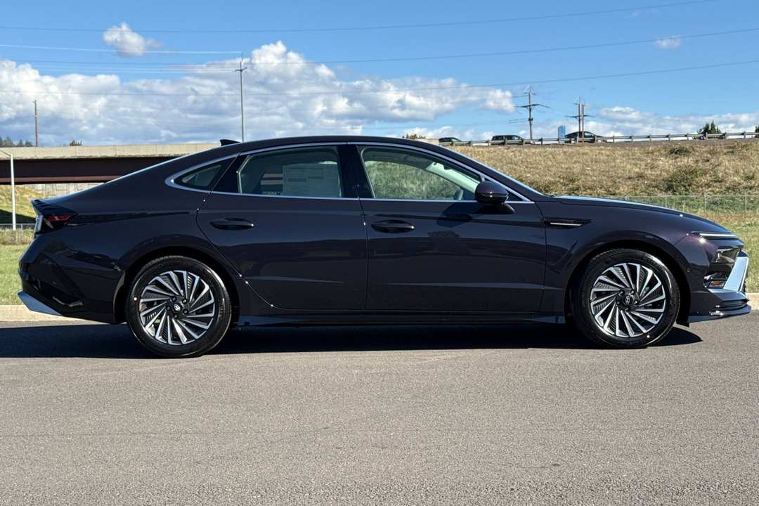 2027 Hyundai Sonata Hybrid Limited - Image 2
