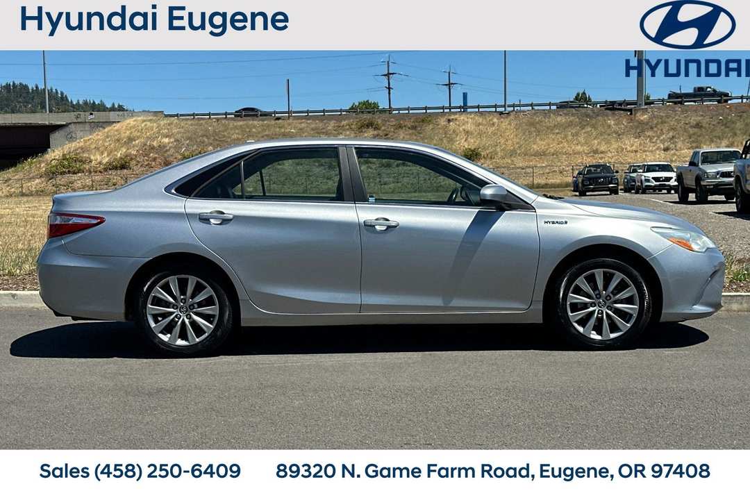2016 Toyota Camry Hybrid XLE - Image 2