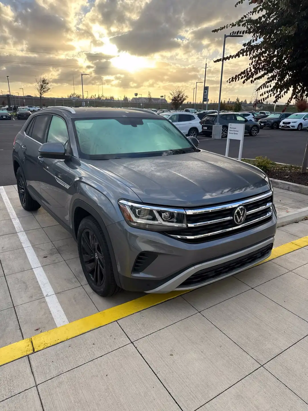 2023 Volkswagen Atlas Cross Sport 2.0T SE w/Technology - Image 3