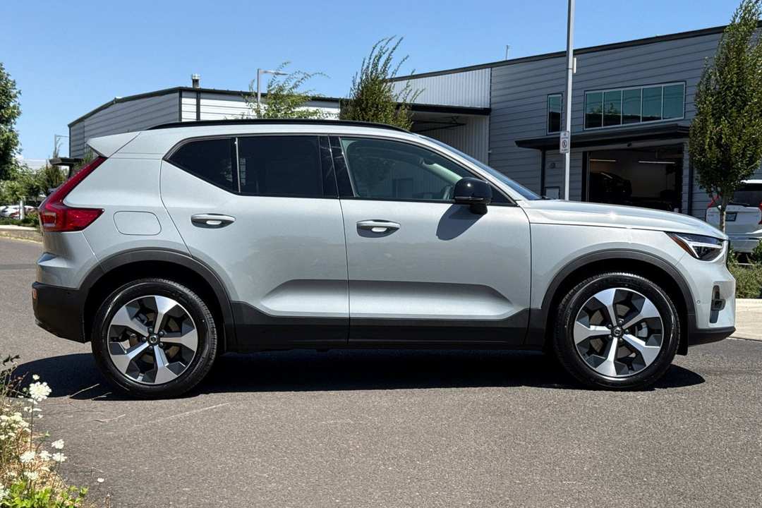 2026 Volvo Xc40 B5 Plus - Image 2
