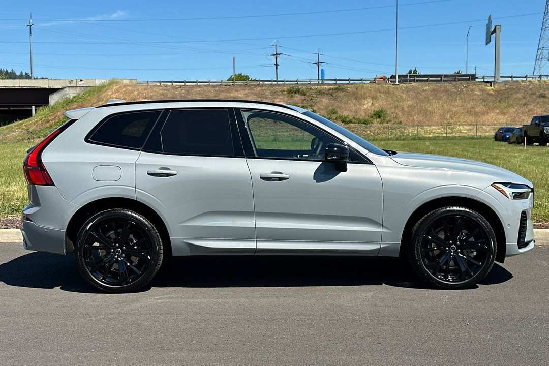 2026 Volvo Xc60 Plug-In Hybrid T8 Ultra Black Edition - Image 2