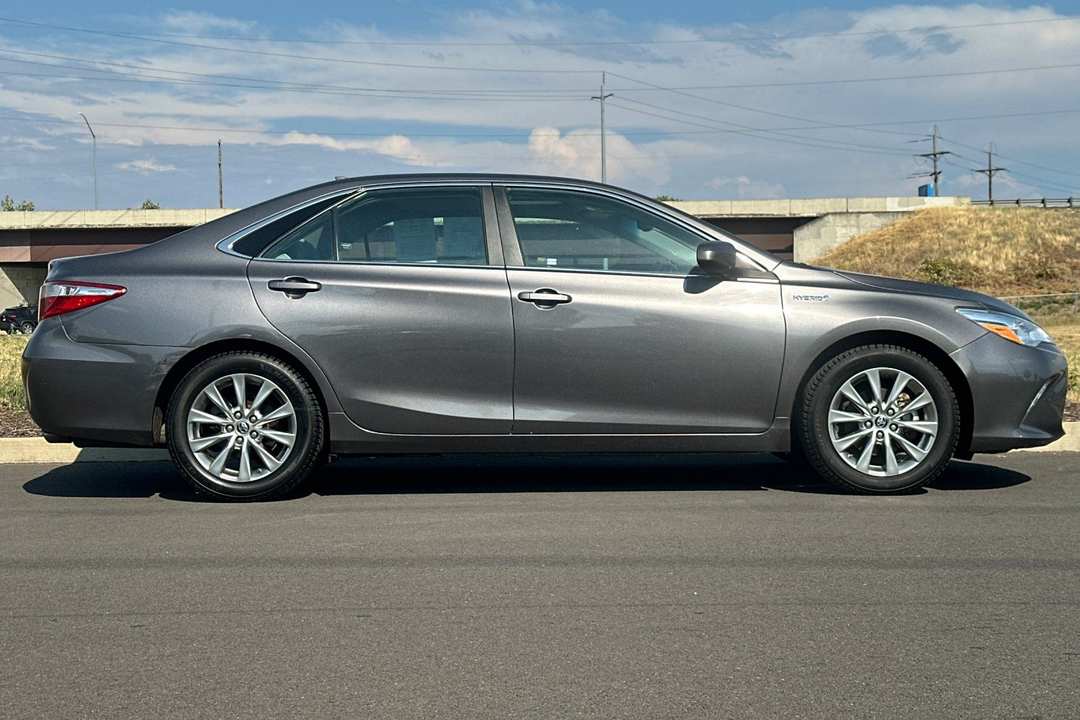 2016 Toyota Camry Hybrid XLE - Image 2