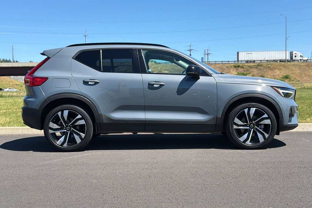 2023 Volvo Xc40 Ultimate - Image 2