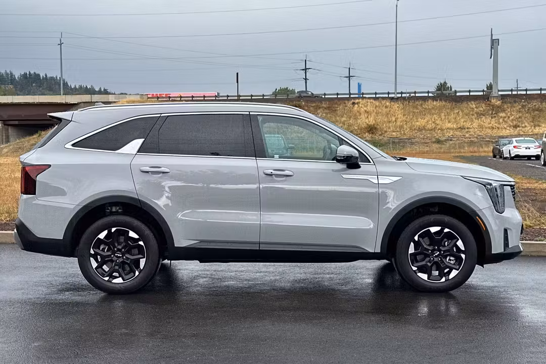 2024 Kia Sorento S - Image 2