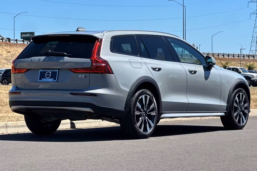 2026 Volvo V60 Cross Country B5 Ultra - Image 3