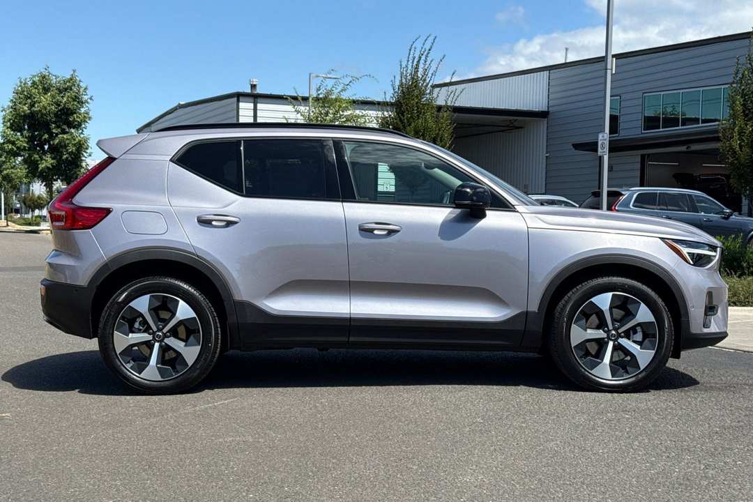 2026 Volvo Xc40 B5 Plus - Image 2