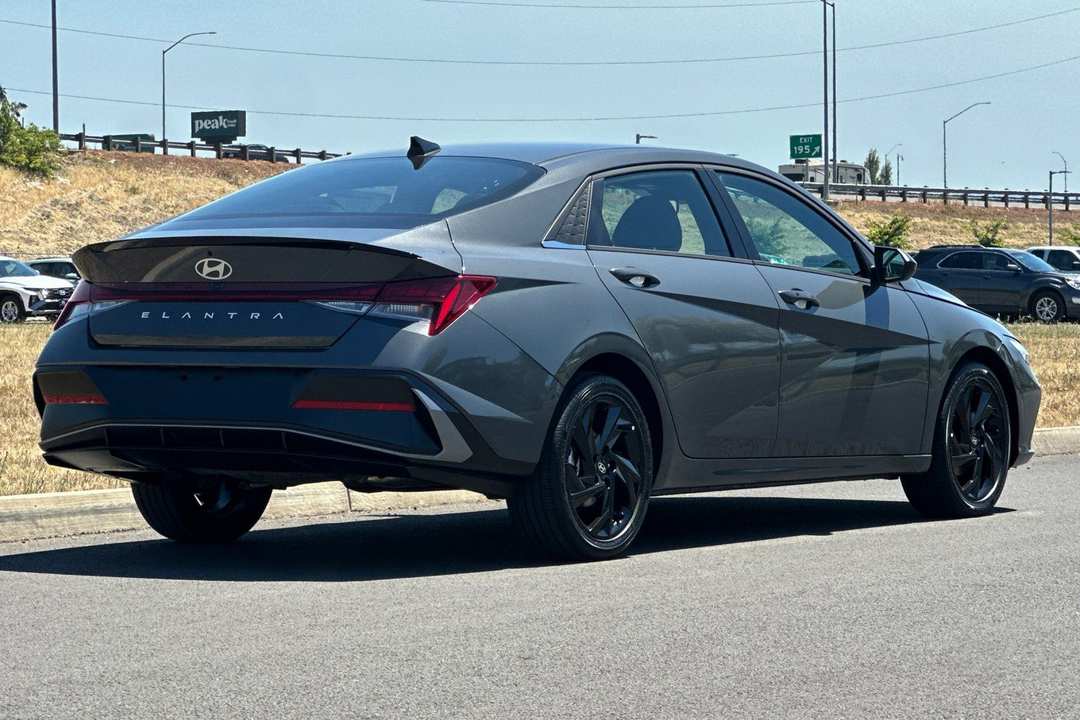2026 Hyundai Elantra SEL Sport - Image 3