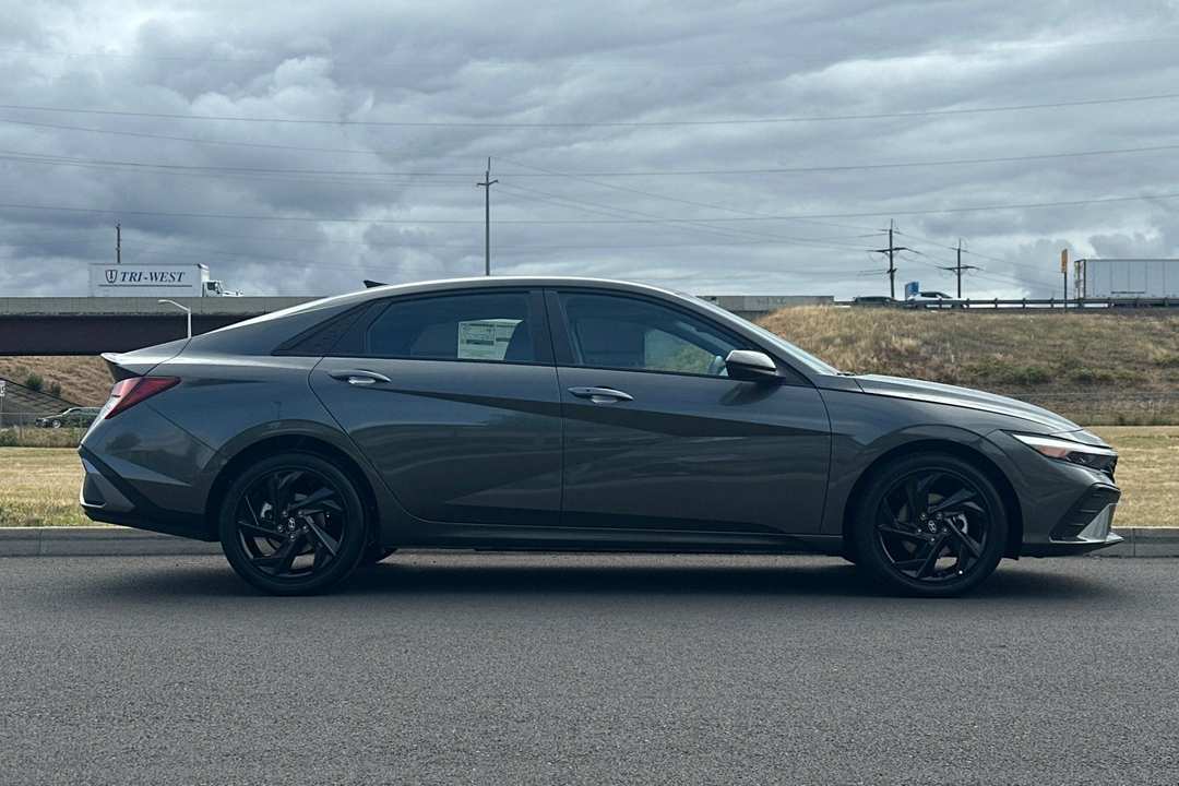 2026 Hyundai Elantra SEL Sport - Image 2