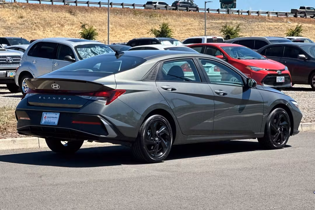 2026 Hyundai Elantra SEL Sport - Image 3