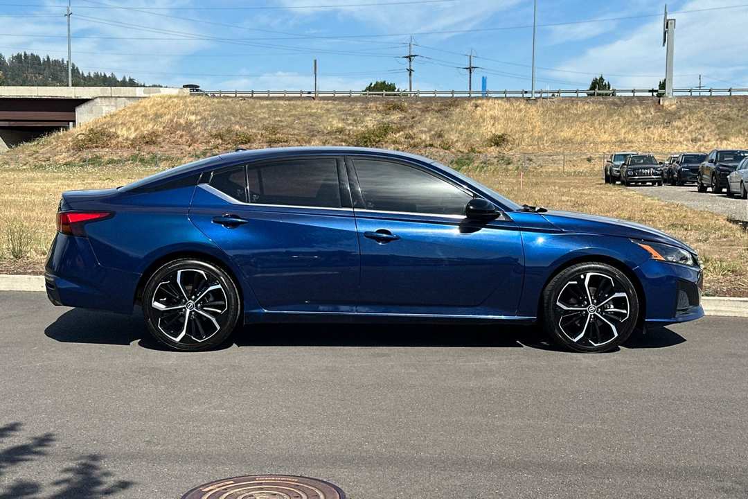 2023 Nissan Altima 2.5 SR - Image 2