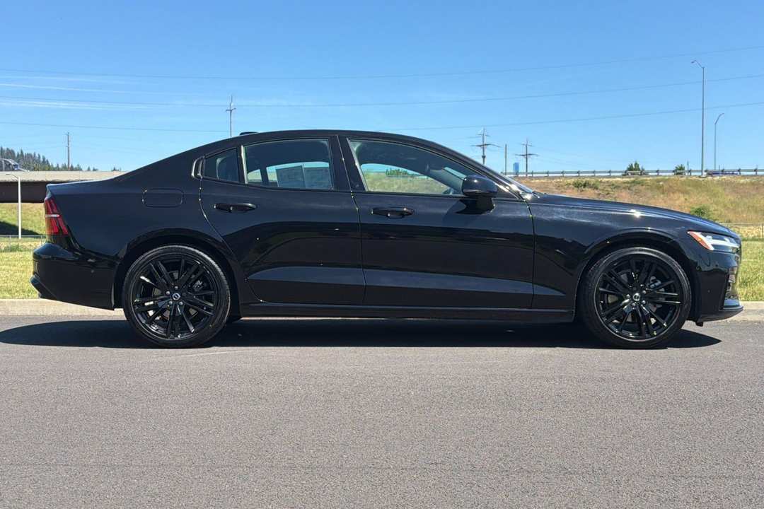2024 Volvo S60 B5 Plus Black Edition - Image 2
