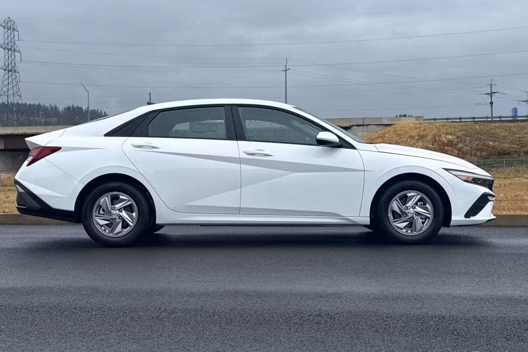 2026 Hyundai Elantra SE - Image 2