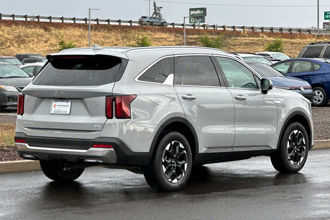 2024 Kia Sorento S - Image 3