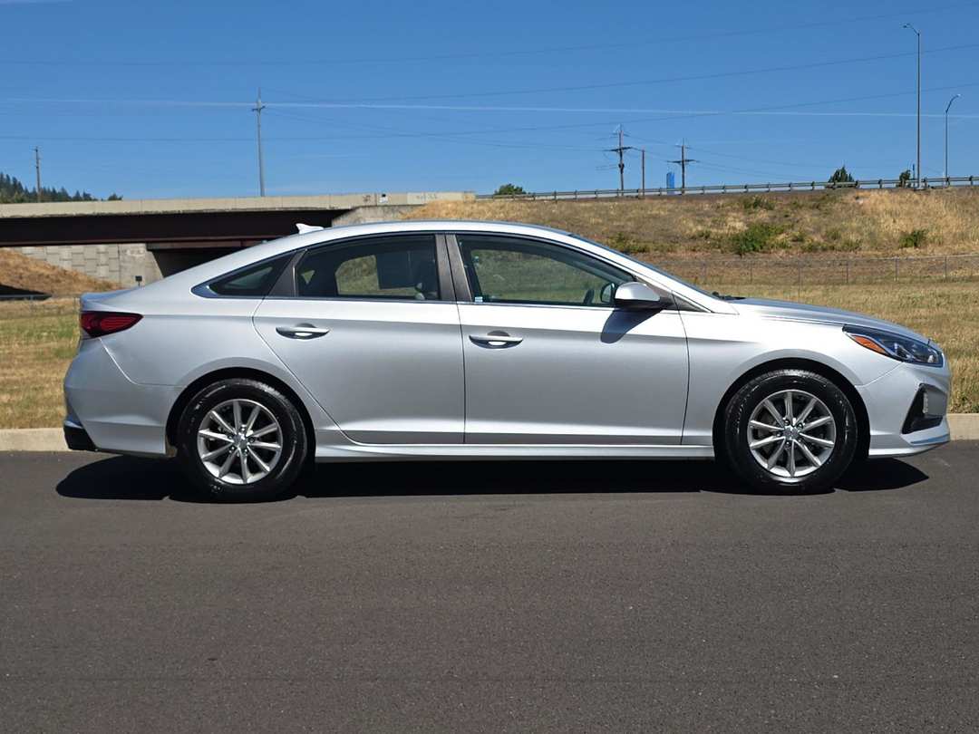 2019 Hyundai Sonata SE - Image 2