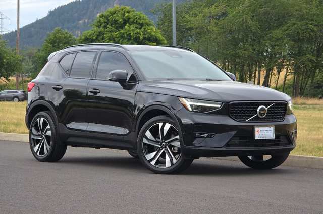 2024 Volvo Xc40 B5 Plus Dark Theme