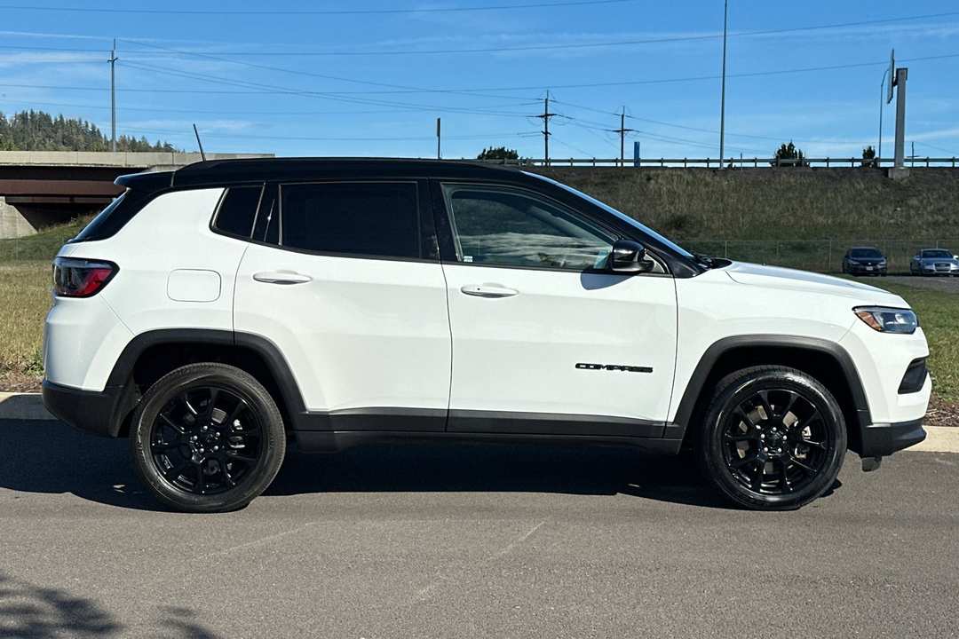 2023 Jeep Compass Latitude - Image 2