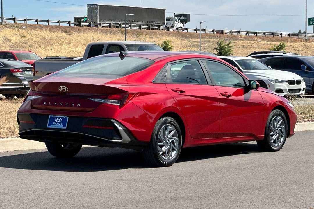 2024 Hyundai Elantra SEL - Image 3